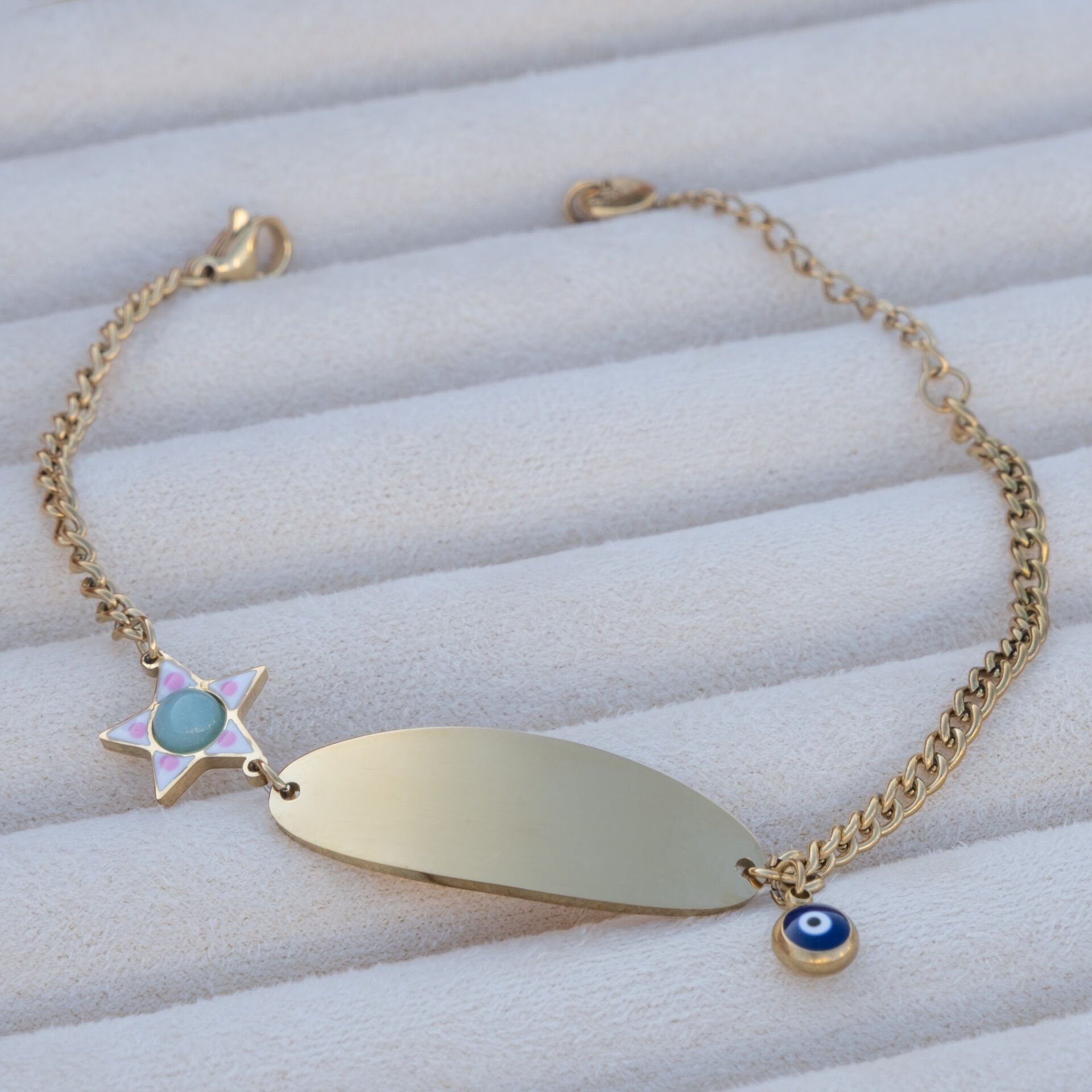 PLAKALI DETAYLI GOLD BİLEKLİK