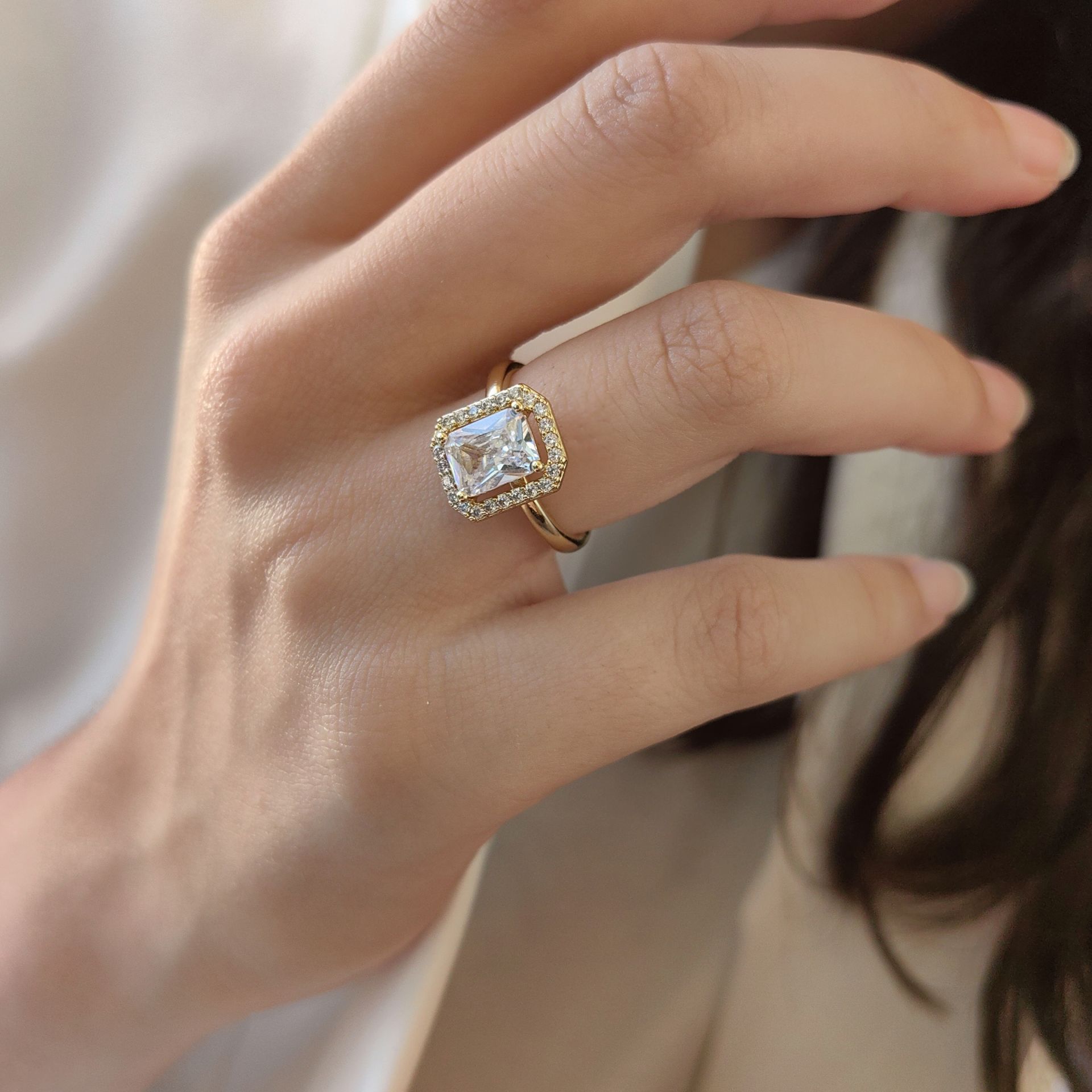 14 AYAR ALTIN RENGİNDE BAGET YÜZÜK