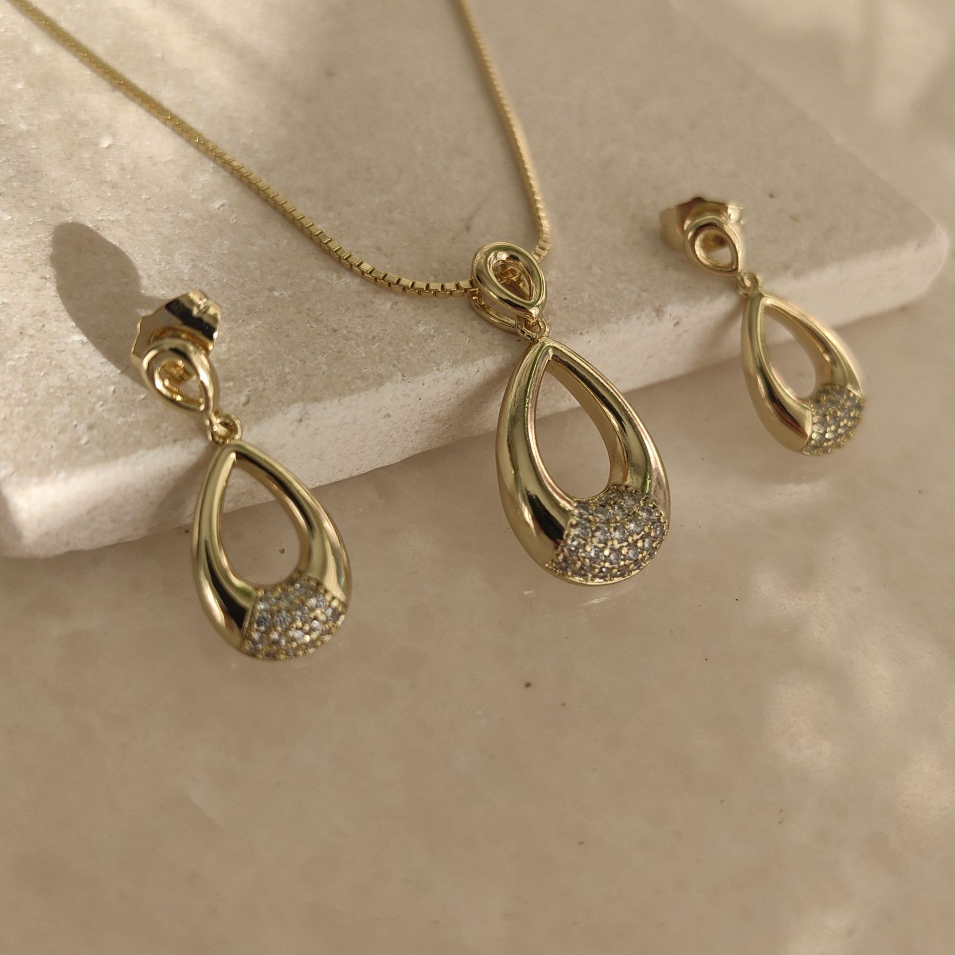 14K ALTIN RENGİNDE DAMLA SET